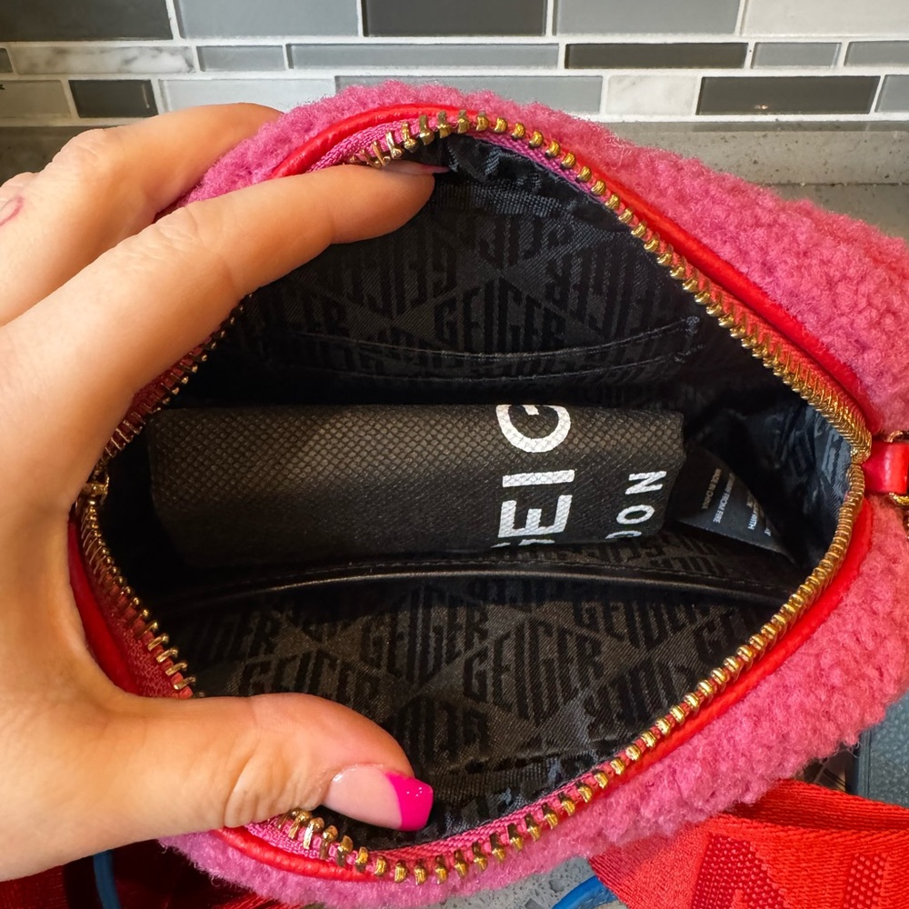KURT GEIGER - Chiswick High Pile Fleece Camera Bag - Picture 4 of 4